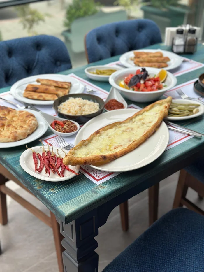 Ankara'da kaşarlı açık Bafra pidesi — Şükrü Bey Köftecisi mevlit ve toplu yemek