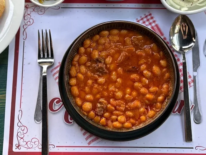 İspir kuru fasulyesi pilav ile — Ankara Şükrü Bey Köftecisi geleneksel yemekleri