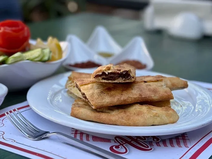 Ankara'da kavurmalı Bafra pidesi — Şükrü Bey Köftecisi toplu yemek menüsü