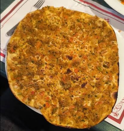 Ankara'da taş fırında odun ateşinde pişen çıtır lahmacun — Şükrü Bey Köftecisi